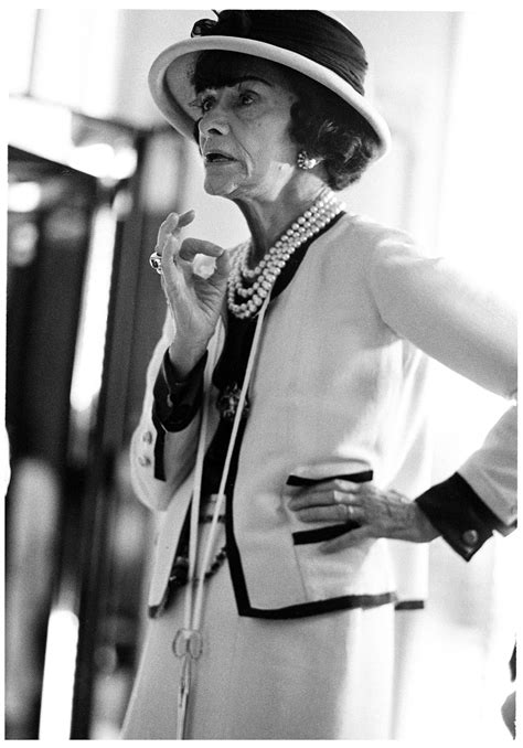 giacchina chanel rosa|La storia della giacca di Gabrielle Chanel.